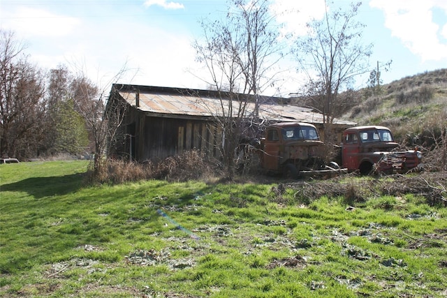 view of yard featuring an outdoor structure