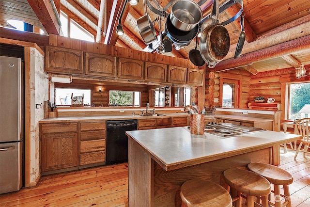 kitchen with stainless steel appliances, kitchen peninsula, and a breakfast bar