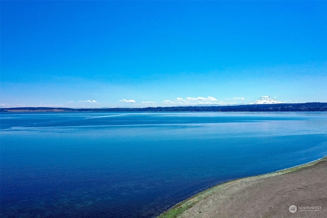 water view with a mountain view