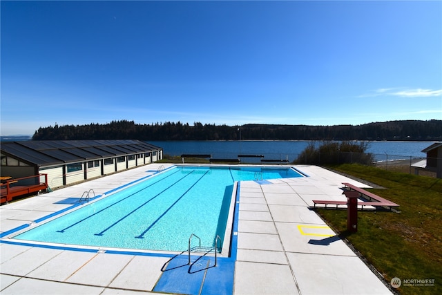 view of swimming pool