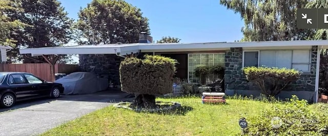 ranch-style home featuring a front lawn