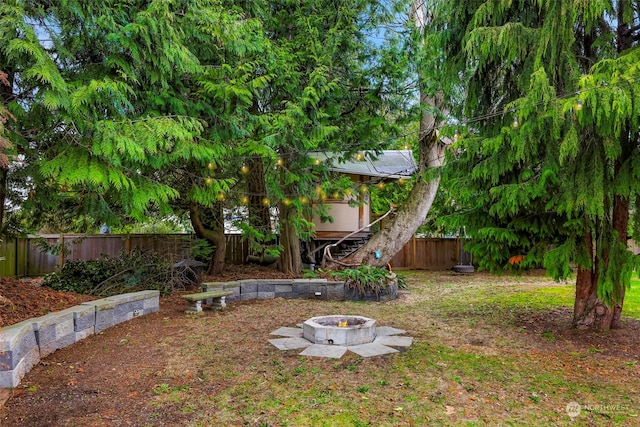 view of yard featuring a fire pit