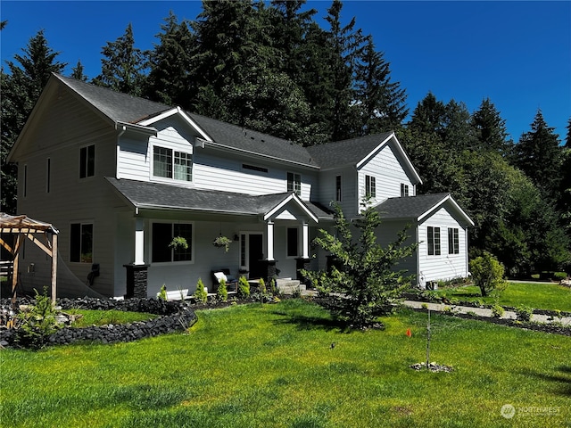 view of front facade featuring a front lawn