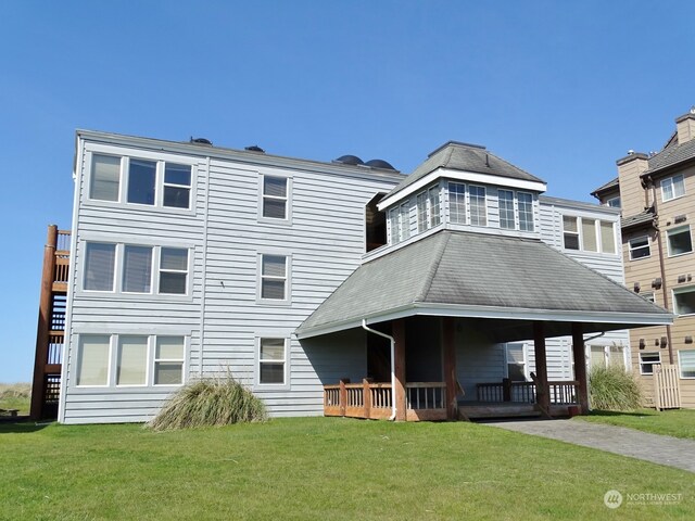 back of house featuring a yard