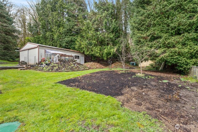 view of yard featuring an outdoor structure