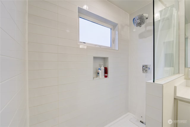 bathroom featuring tiled shower