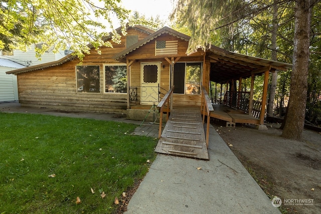 view of front of property featuring a pergola and a front lawn