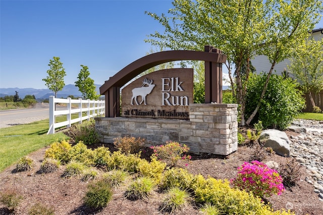 community / neighborhood sign featuring a mountain view