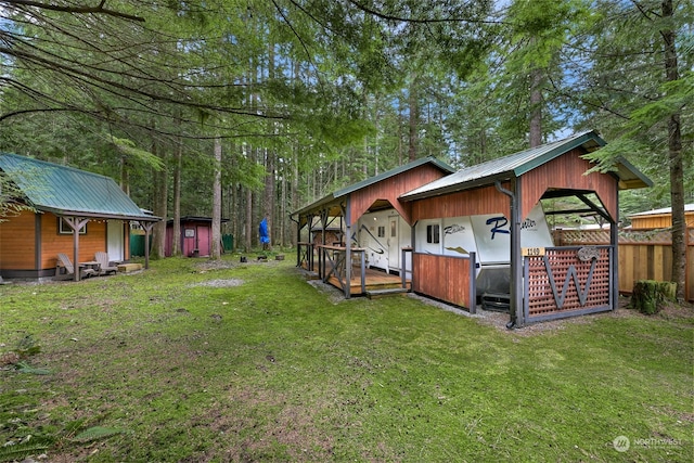 view of yard with an outdoor structure