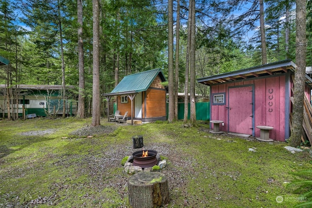 view of yard featuring a storage unit