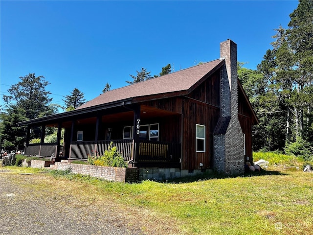 view of front facade with a porch and a front yard