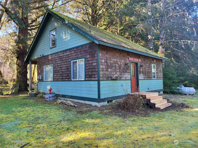 view of front facade with a front lawn