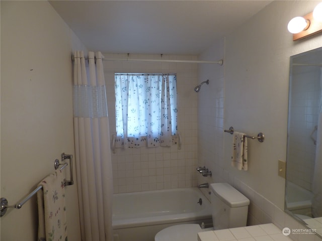 bathroom featuring toilet and shower / tub combo