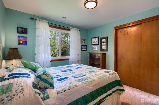 bedroom featuring carpet floors and a closet