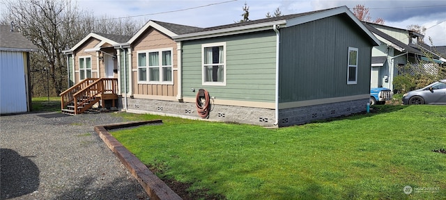 view of front facade with a front lawn