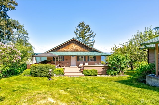 view of front of property featuring a front lawn