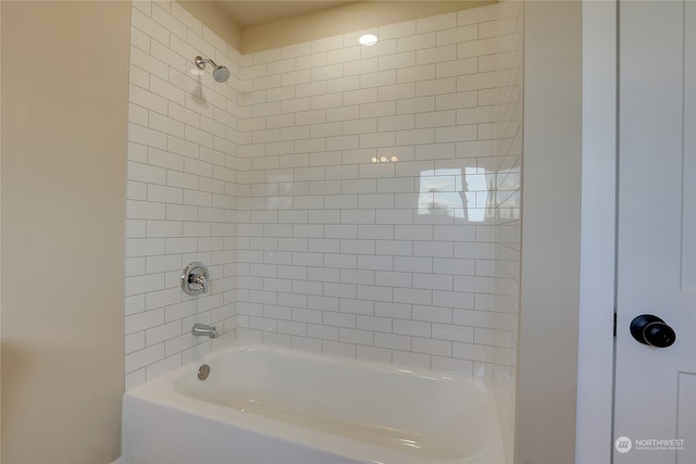 bathroom featuring tiled shower / bath