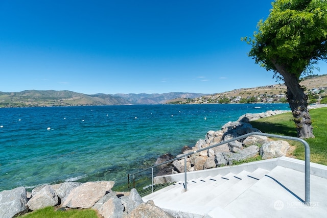 water view with a mountain view