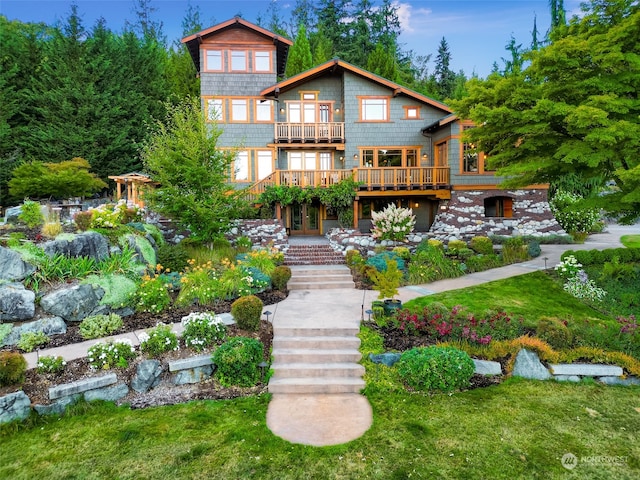 view of front of home with a front lawn