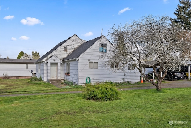 back of house featuring a lawn