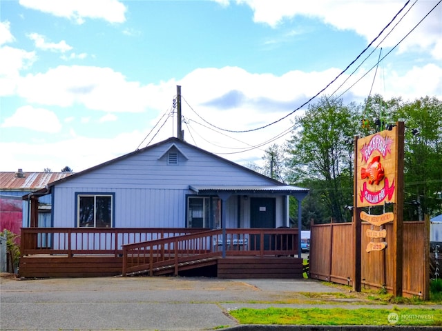 view of front of property