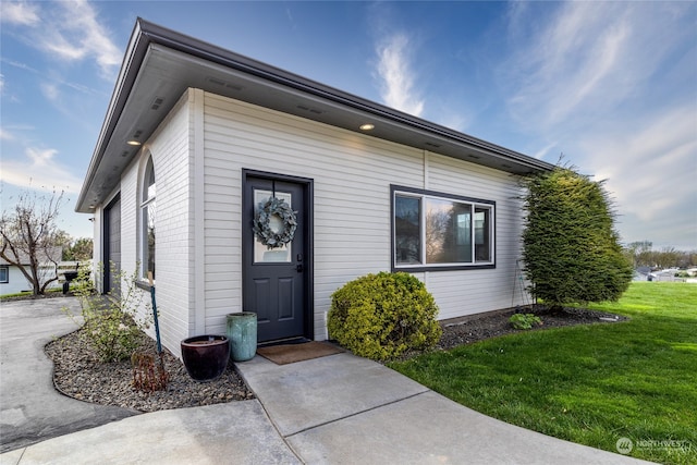 view of front of house with a front lawn