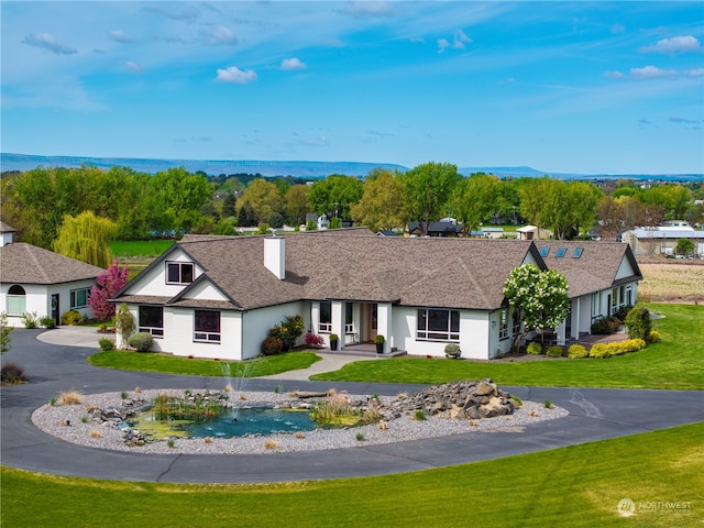 view of front of house featuring a front lawn