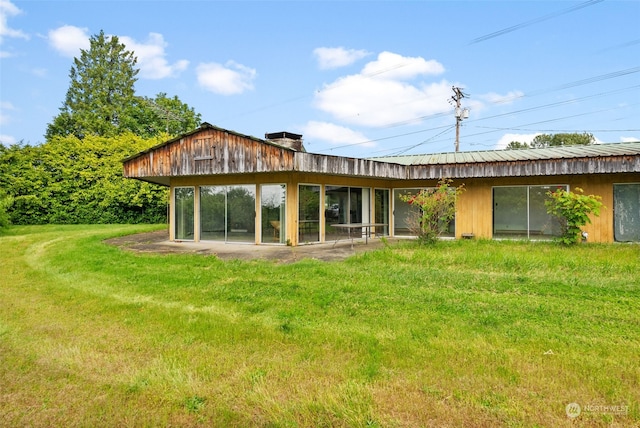 back of house featuring a lawn