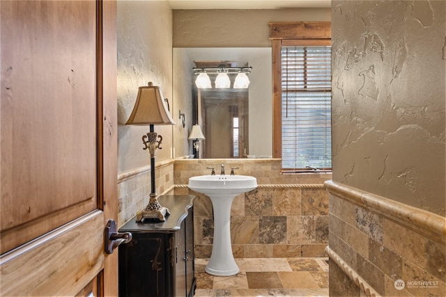 1450 Pinegrass Loop, Cle Elum, WA 98922 - bathroom featuring stone tile flooring, a wainscoted wall, and tile walls