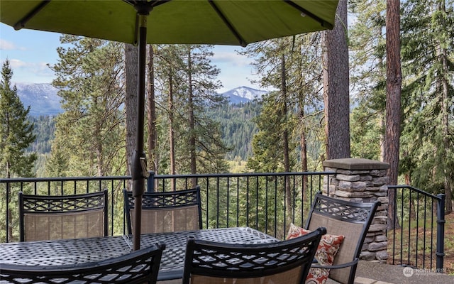 1450 Pinegrass Loop, Cle Elum, WA 98922 - view of patio / terrace featuring a mountain view, a forest view, outdoor dining area, and a balcony