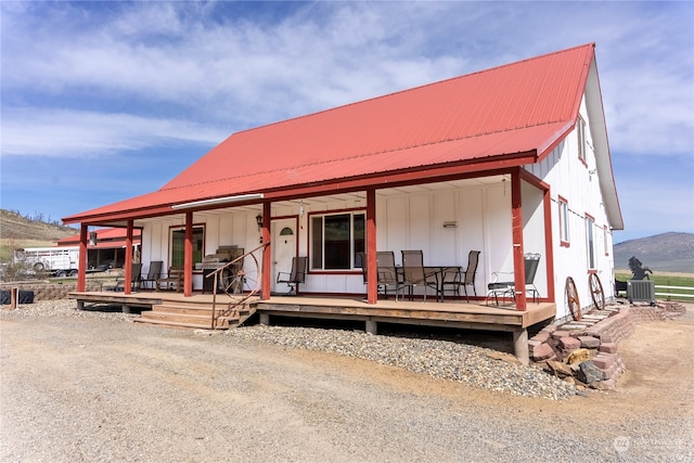 view of front facade featuring central AC and covered porch