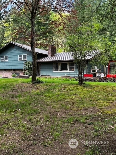 view of front of property featuring a front yard