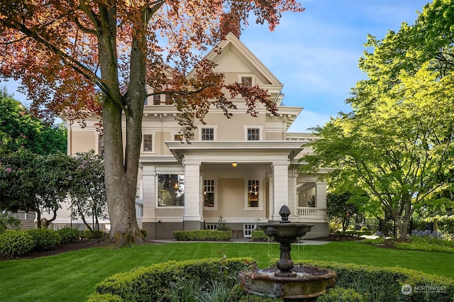 view of front facade featuring a front lawn