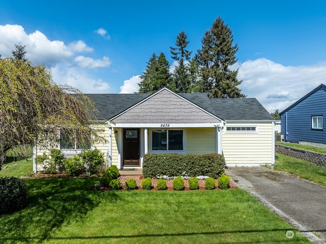 bungalow-style house featuring a front lawn