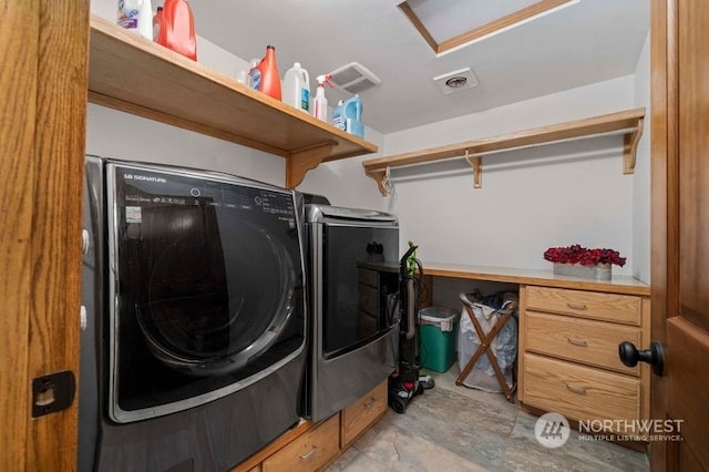 washroom featuring visible vents, laundry area, and washing machine and clothes dryer