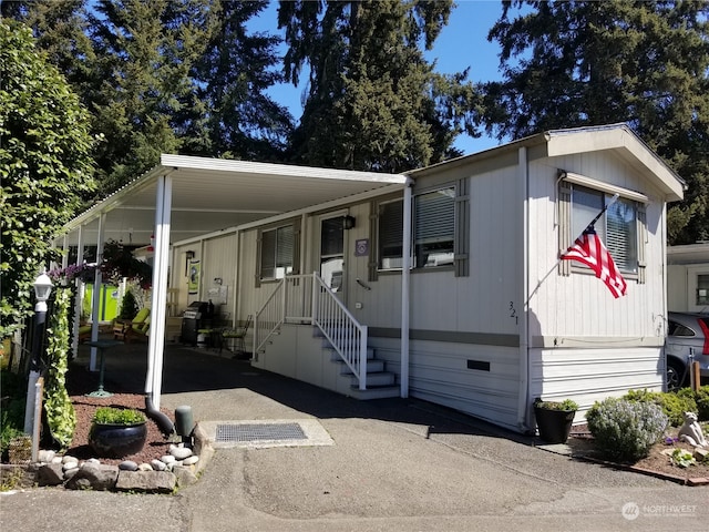 manufactured / mobile home featuring a carport