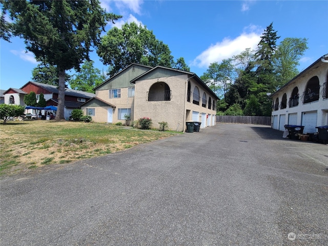 view of front facade featuring a garage and a front lawn