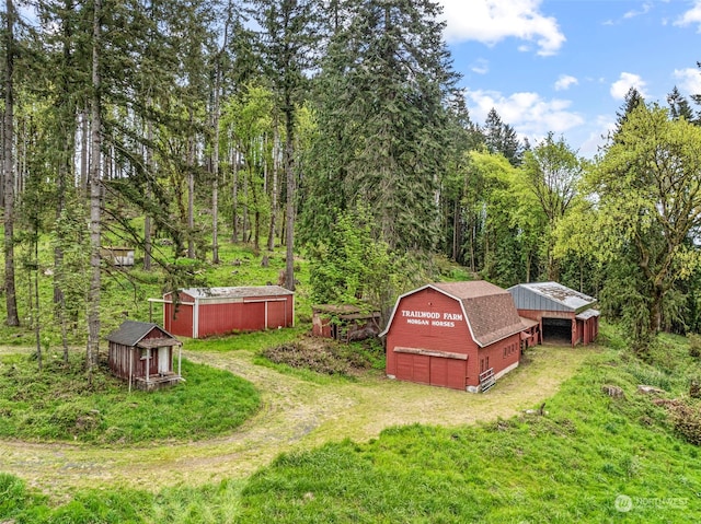 view of yard with an outdoor structure