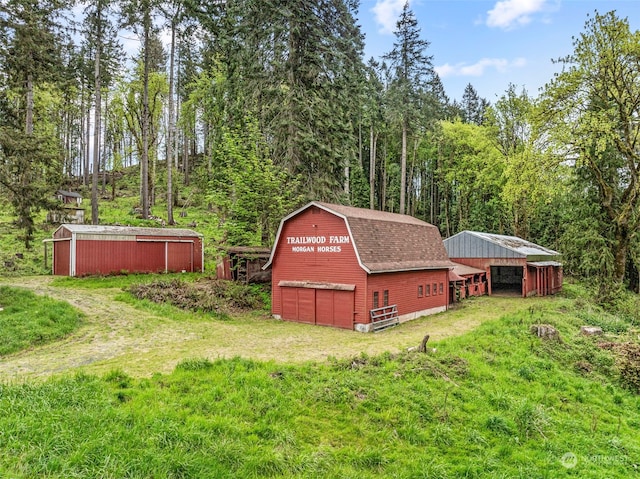 view of yard with an outdoor structure and a garage