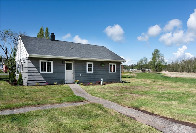 view of front of house featuring a front yard