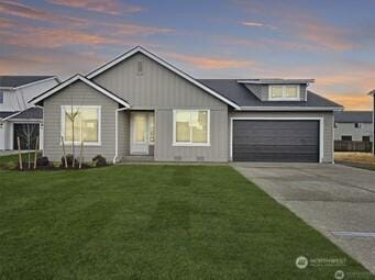 view of front of home featuring a yard and a garage