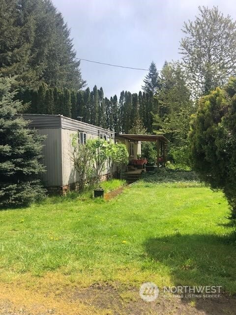 view of yard featuring an outdoor structure