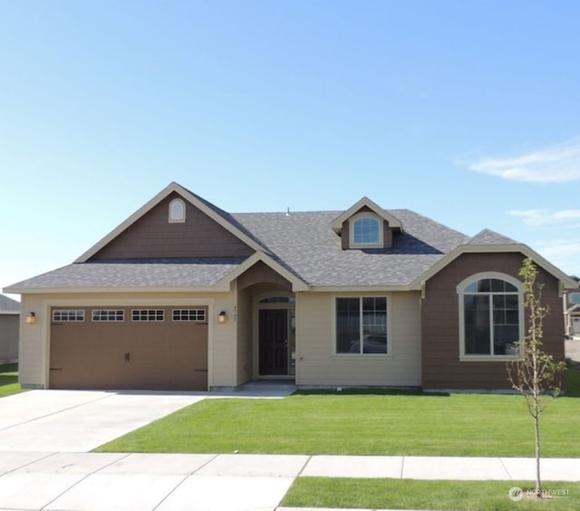 view of front facade featuring a garage and a front yard