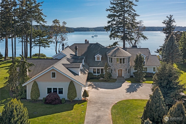 view of front of property featuring a water view and a front yard