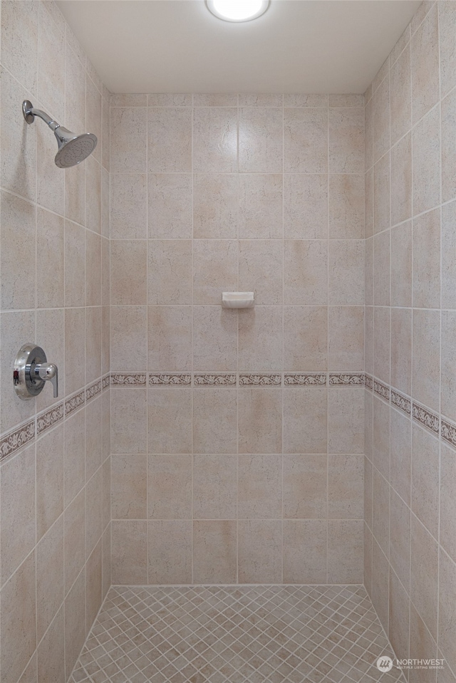 bathroom featuring tiled shower