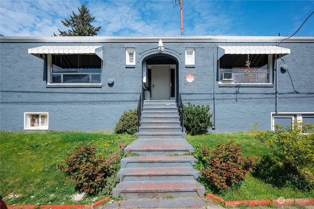 view of front facade featuring brick siding