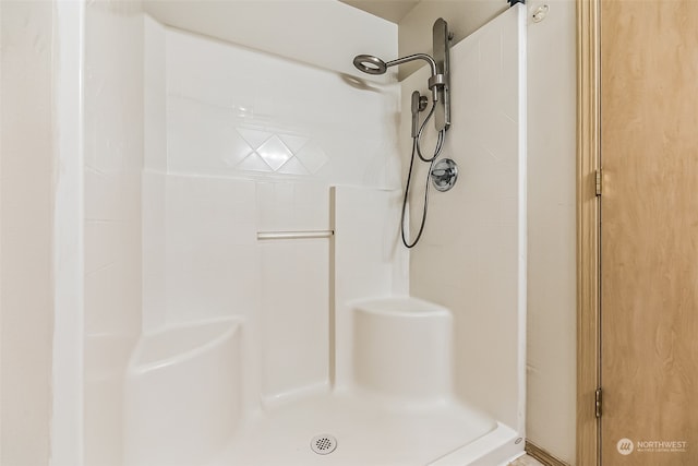 bathroom featuring tiled shower