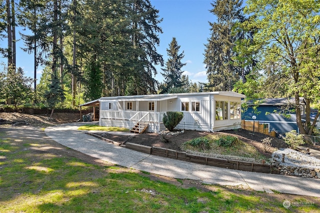 manufactured / mobile home featuring covered porch