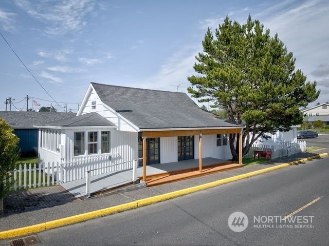 view of front of property with a porch