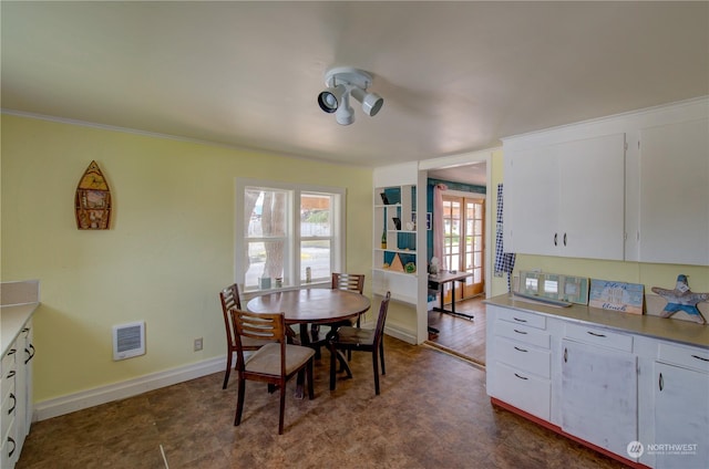 dining area with ornamental molding